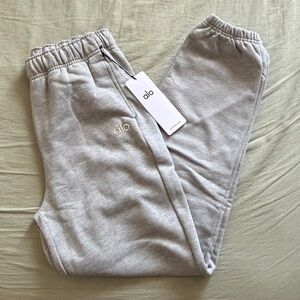 Alo Yoga Accolade Sweatpant - Athletic Heather Gray